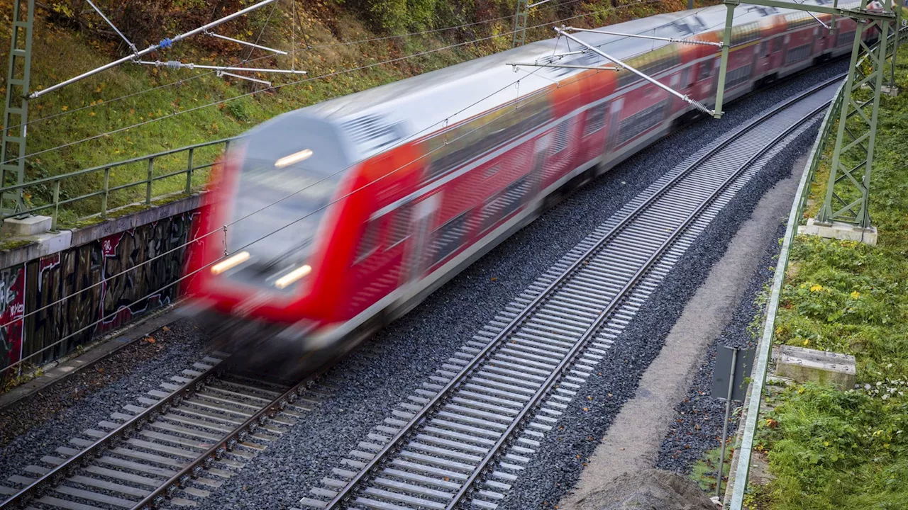 Zug rammt Wohnwagen auf Bahnübergang in Arnsberg