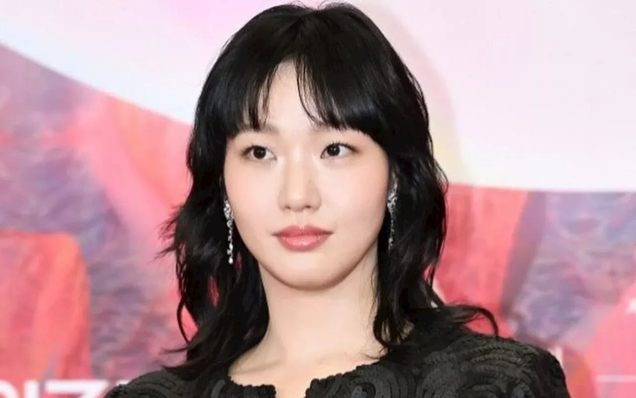 Kim Go Eun Bikin Gemas Kelewat Centil Pamer Piala Baeksang Arts Awards 2024