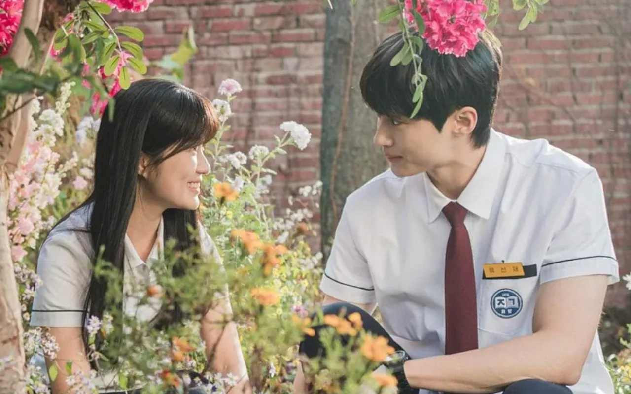 Ukuran Tangan Byeon Wook Seok saat Elus-Elus Kim Hye Yoon di BTS 'Lovely Runner' Disorot