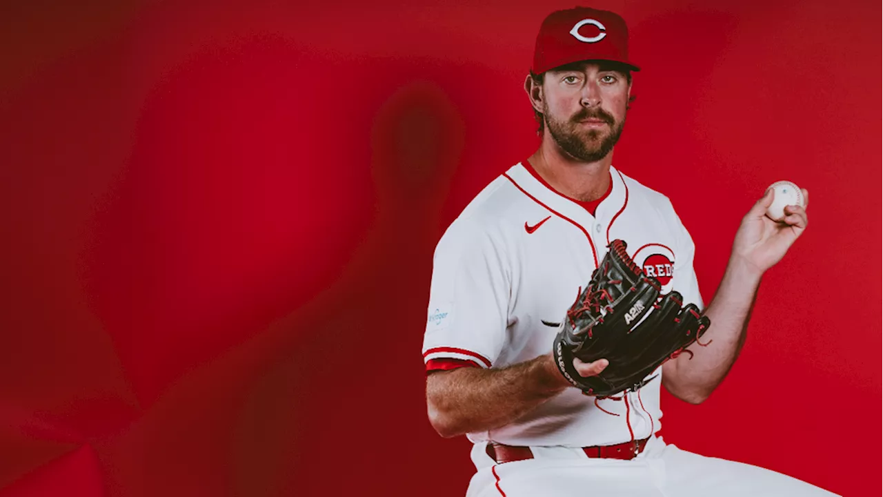 Reds trade pitcher to Phillies, another to Cubs