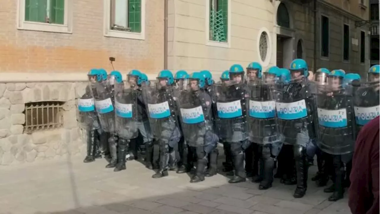 G7 Venezia, scontri tra manifestanti e polizia