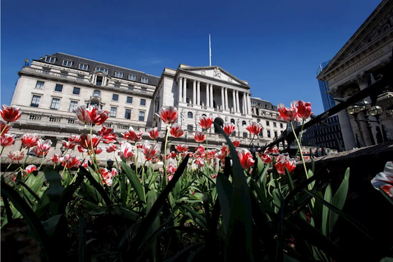 Tulipani davanti all'edificio della Banca d'Inghilterra