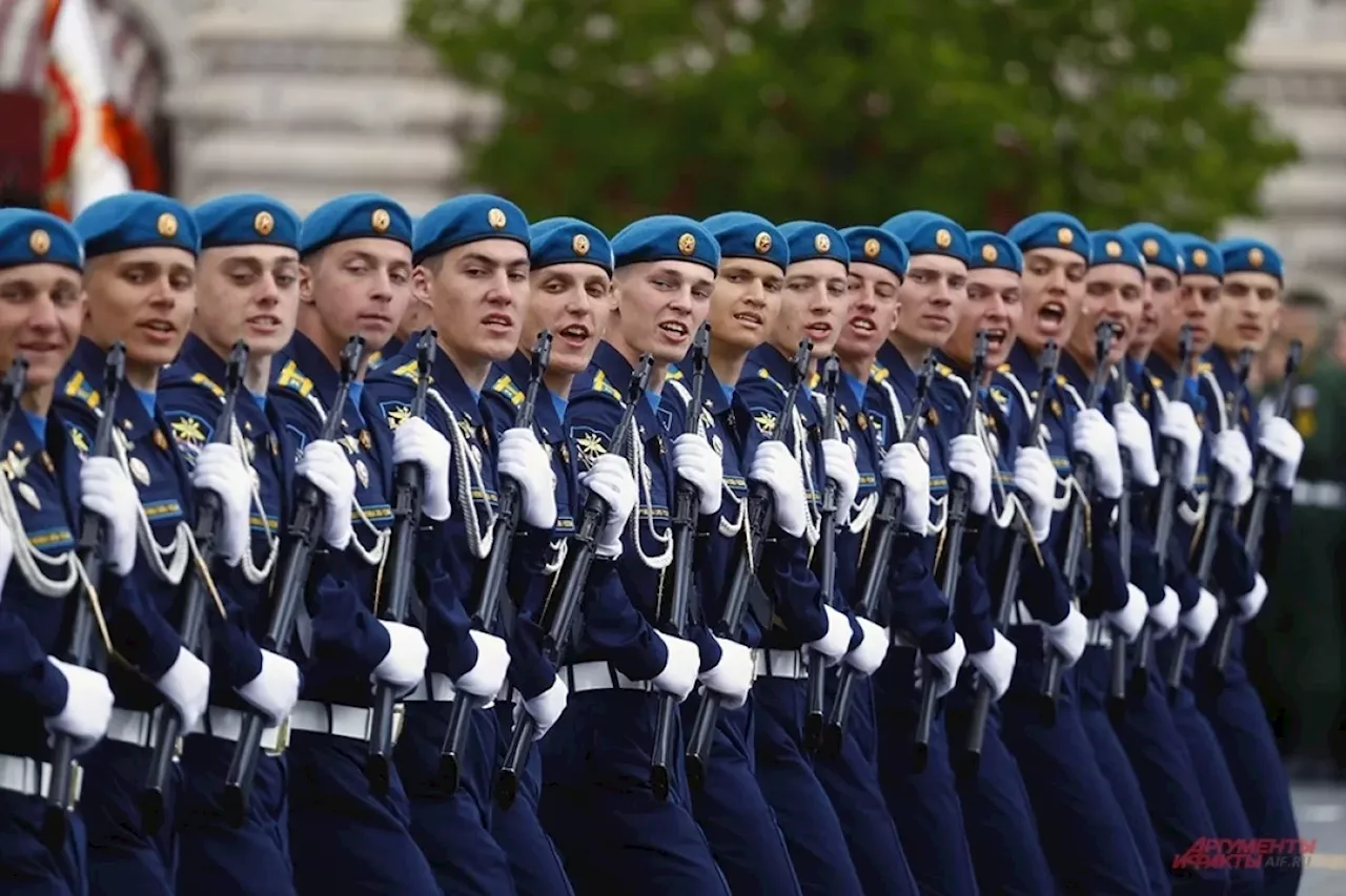 На Красной площади в Москве начался парад Победы