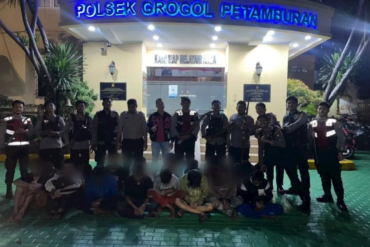 Polisi tangkap 19 remaja bersajam yang hendak tawuran di Jakbar