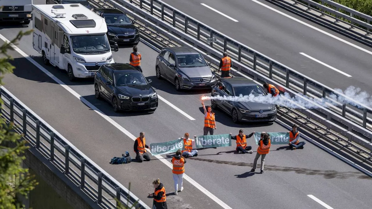 Stau und stundenlange Wartezeit bei Reisen durch die Schweiz