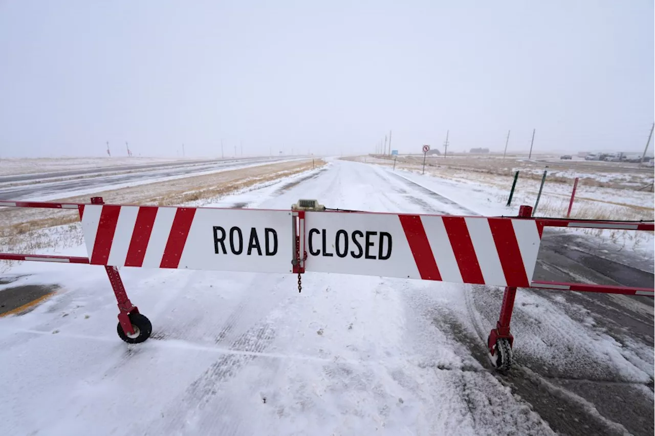 Westbound I-70 closed in Aurora for crash Thursday morning