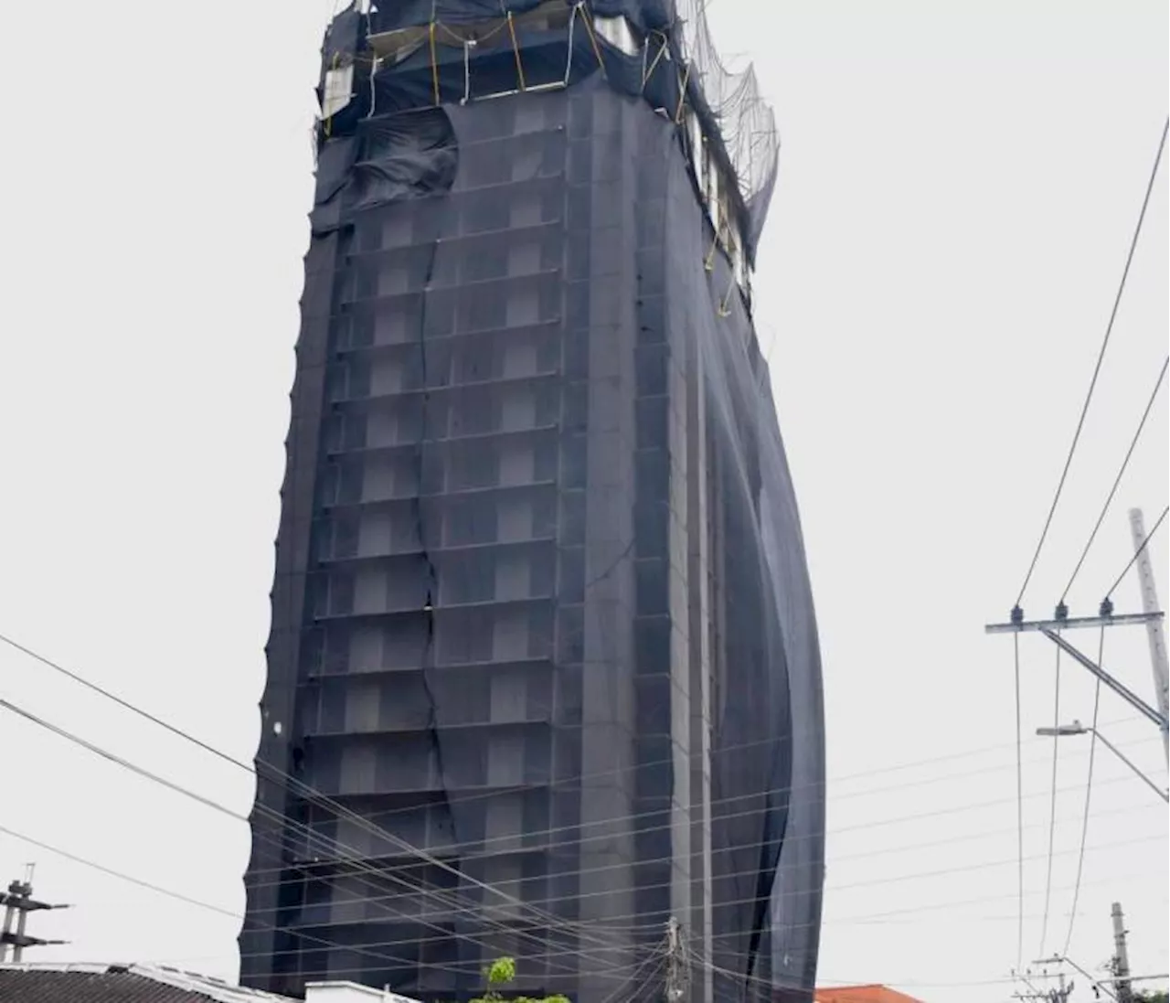 ¿Por qué forraron por completo la torre Aquarela y cuántos pisos han demolido?