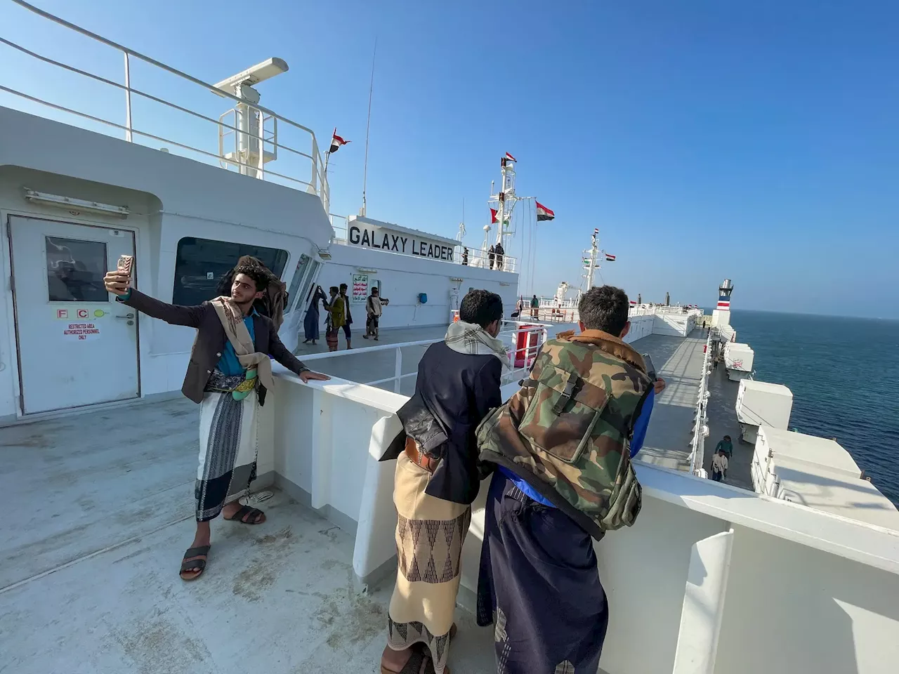 Hutis reclamam ataque a três navios na costa do Iémen