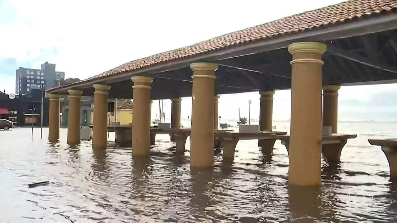 Quase um 1 metro acima do nível normal, Lagoa dos Patos transborda e expulsa população de casa no Sul do RS