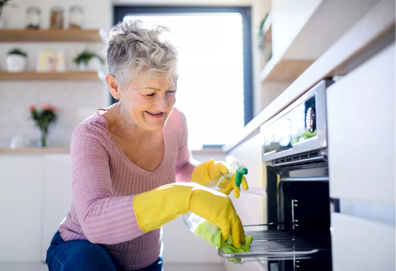 Omas Hausmittel für eine glänzende Spüle: Das habt ihr alle zu Hause