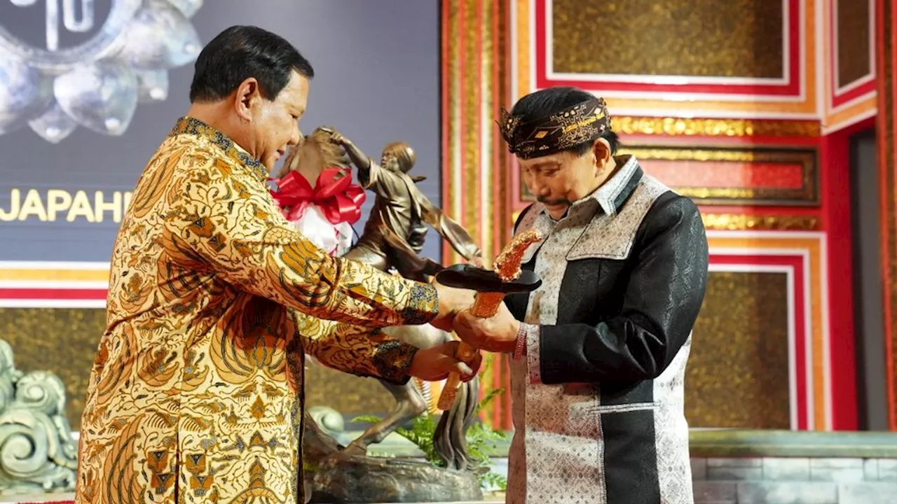 Patung untuk Prabowo dan Keris untuk Hendropriyono