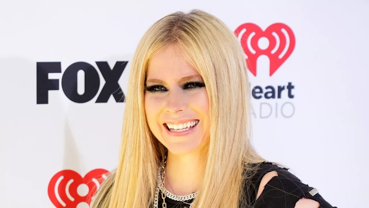 Avril Lavigne fits into her 'Complicated' tank top and tie 22 years later in latest photo