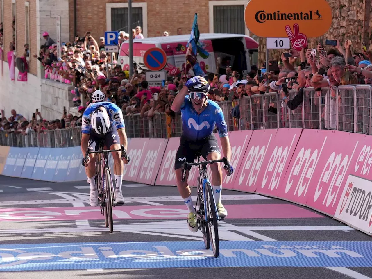 Giro, le strade bianche sorridono a Sanchez, che batte Alaphilippe in volata