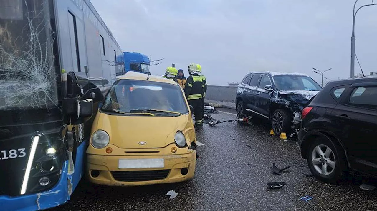 Два человека погибли в массовом ДТП на северо-востоке Москвы