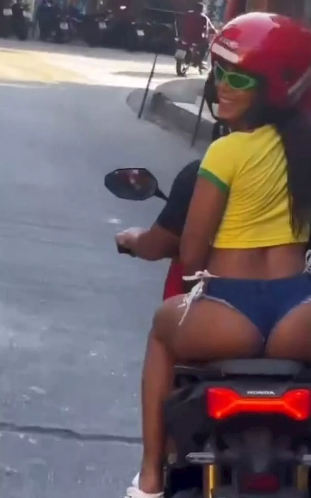 Anitta anda de moto em comunidade no Rio e bumbum empinadinho chama a atenção