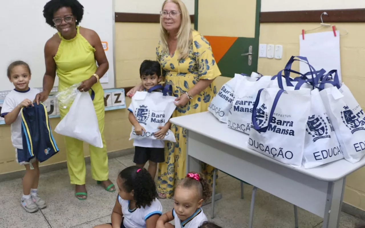 Fátima Lima participa de entrega dos kits de uniformes na rede municipal