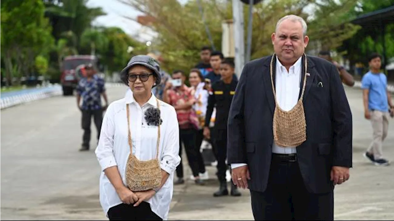 Menlu RI Retno Marsudi dan Menlu Papua Nugini Kunjungi SD Wutung di Perbatasan