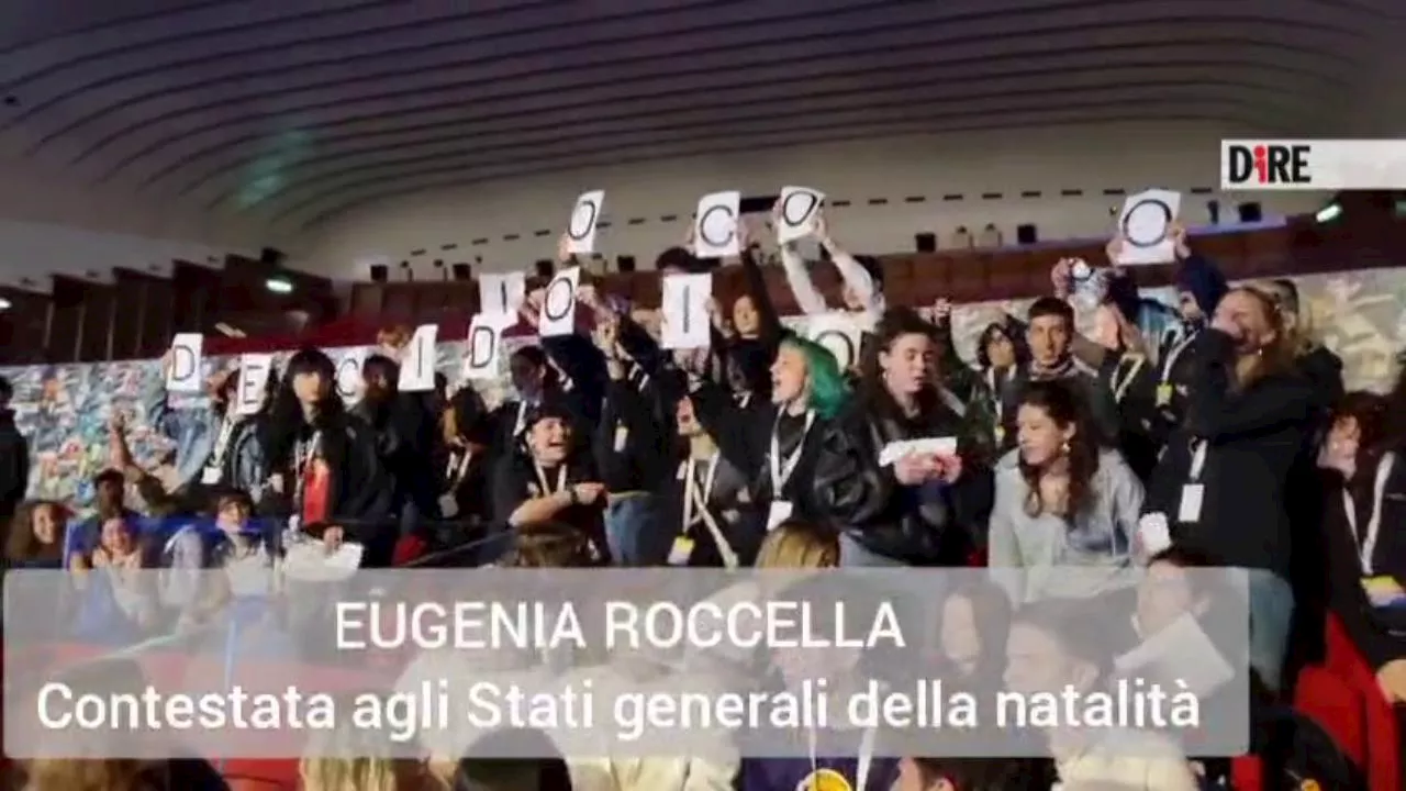 Stati generali della Natalità, gli studenti contestano la ministra Roccella