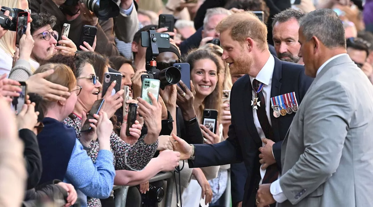 Il principe Harry a Londra con i fratelli di Lady D, Re Carlo non lo incontra