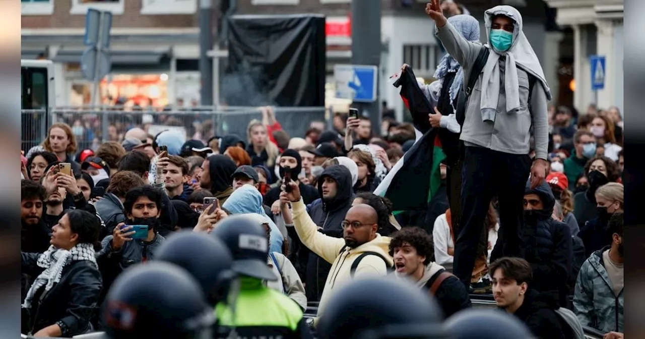 FOTO: Kericuhan Massa Mahasiswa Amsterdam dengan Polisi Pecah saat Aksi Membela Palestina