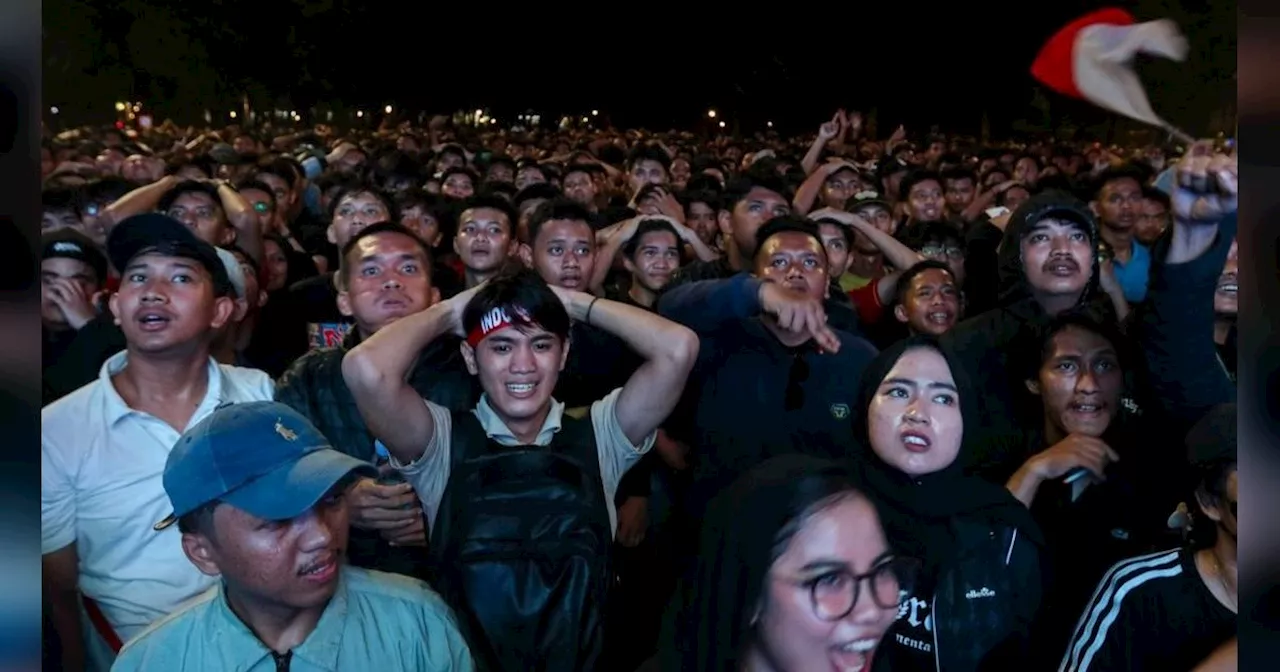 FOTO: Wajah-Wajah Tegang Penonton di GBK saat Nobar Indonesia vs Guinea di Playoff Olimpiade 2024