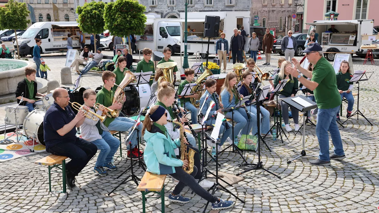 Genussmarkt traf Jugendblasorchester am Retzer Hauptplatz