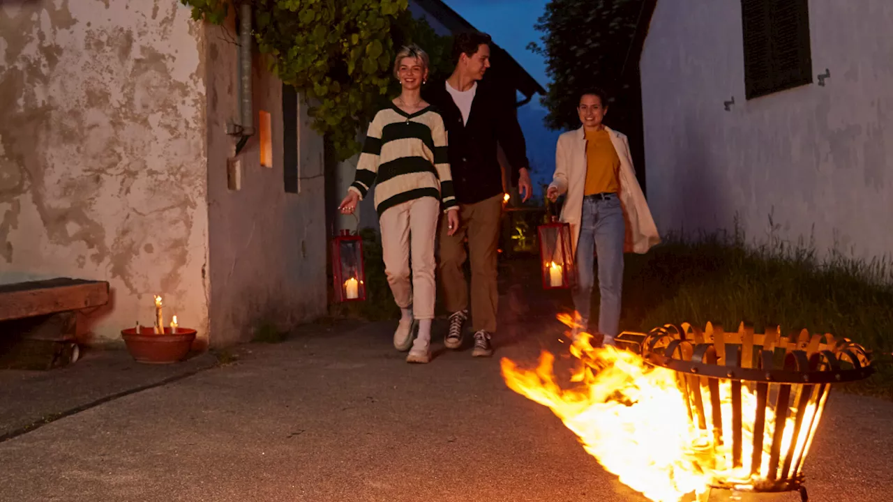 Mit Fackeln und Laterne durch 13 Weinviertler Kellergassen