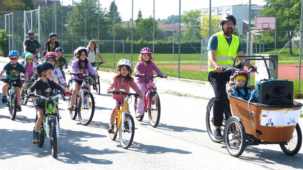 Mit Klingeln und Hupen durch die Straßen Amstettens