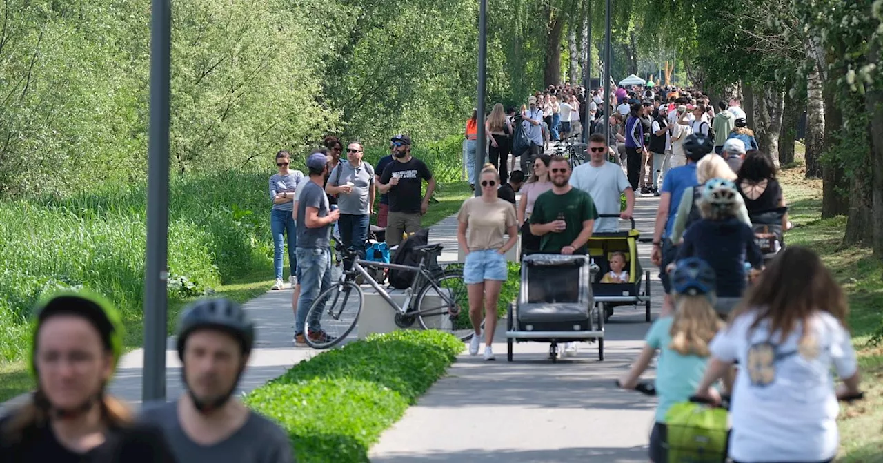 Mit vielen Fotos: Hunderte feiern friedlich Vatertag in Bad Oeynhausen