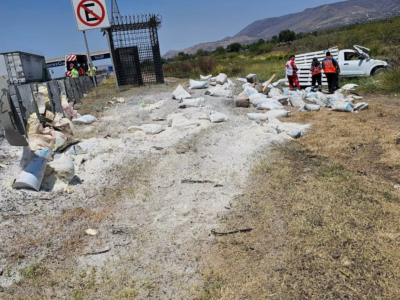 Volcadura de camioneta en carretera Abasolo-Pénjamo deja tres lesionados