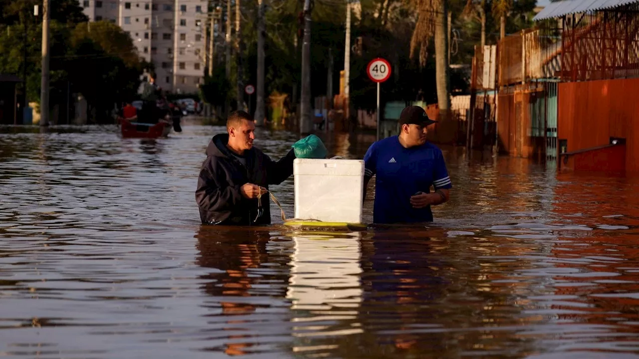 Após suspender resgates por mau tempo, Prefeitura de Porto Alegre retoma buscas