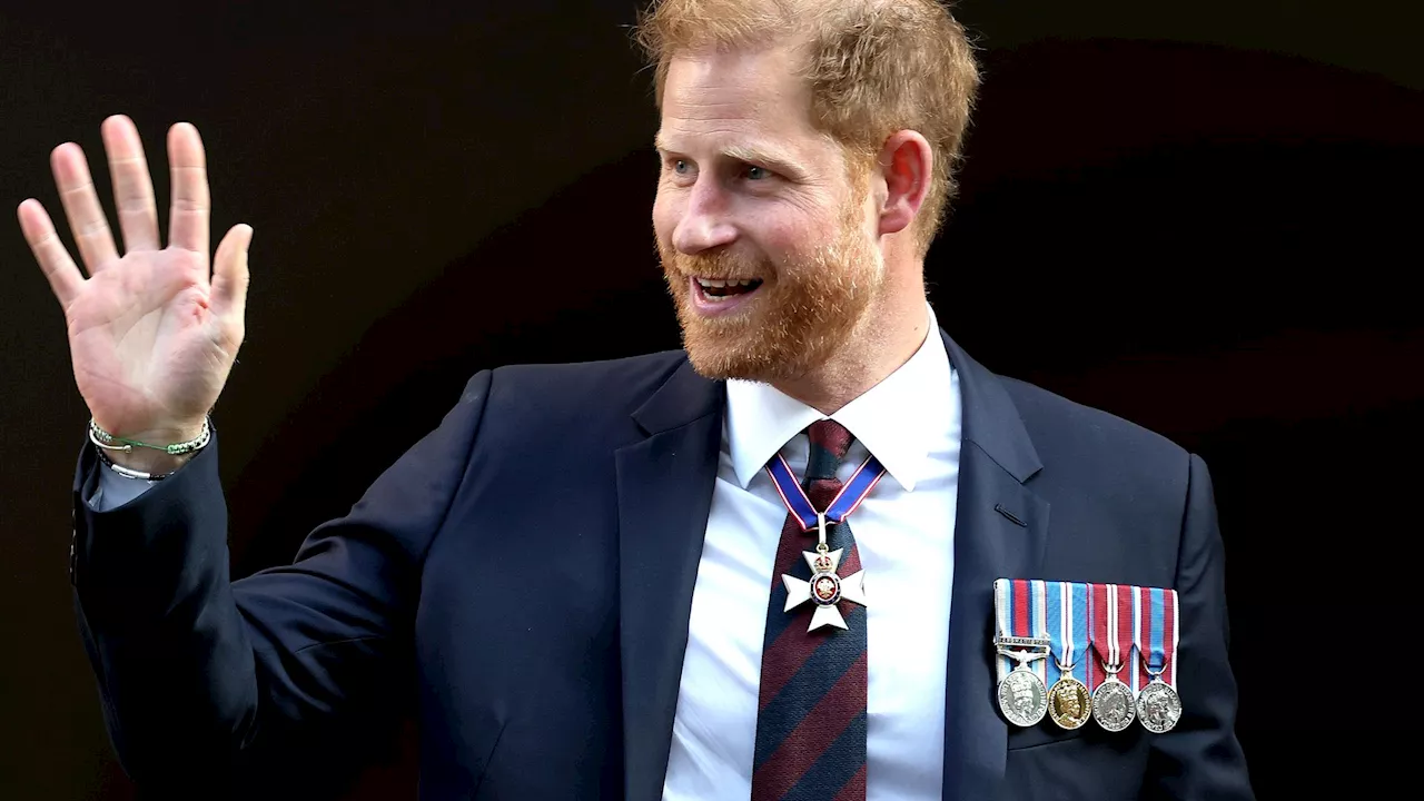 Prinz Harry zeigt bei Gottesdienst seine royalen Abzeichen