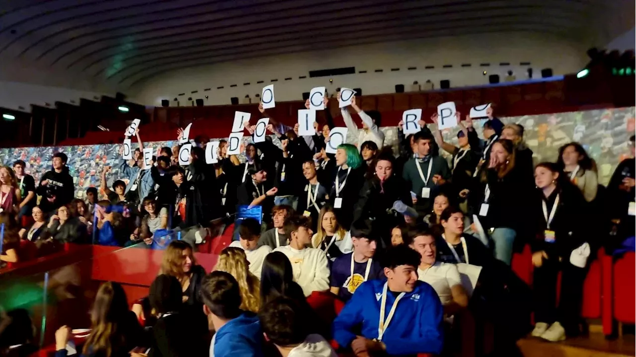 Roccella contestata da studenti agli Stati della natalità rinuncia all’intervento: “Questa è censura vera, al…