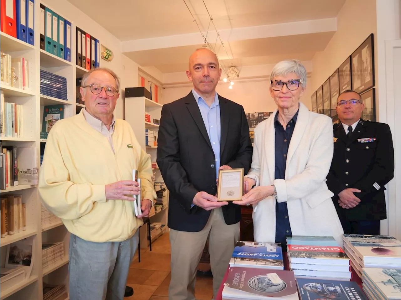 Du chemin des Dames au Pays basque : la plaque du sergent Etchebaster remise à l’une de ses petites-filles