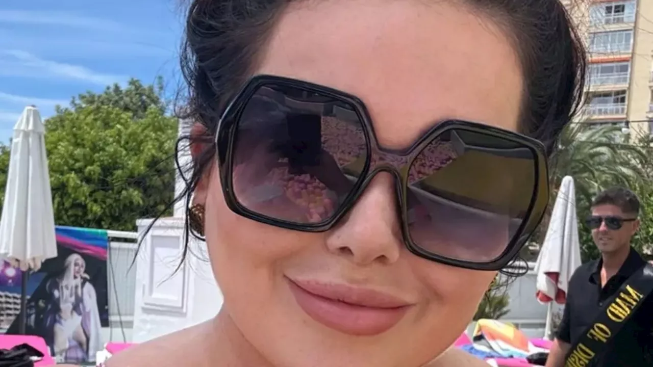 Scarlett Moffatt shares busty swimsuit snap as Gogglebox legend reminds fans to ‘embrace the boob gap’...