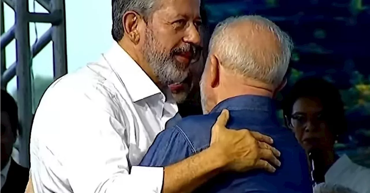 O afago de Lula a Arthur Lira após vaias durante evento em Alagoas