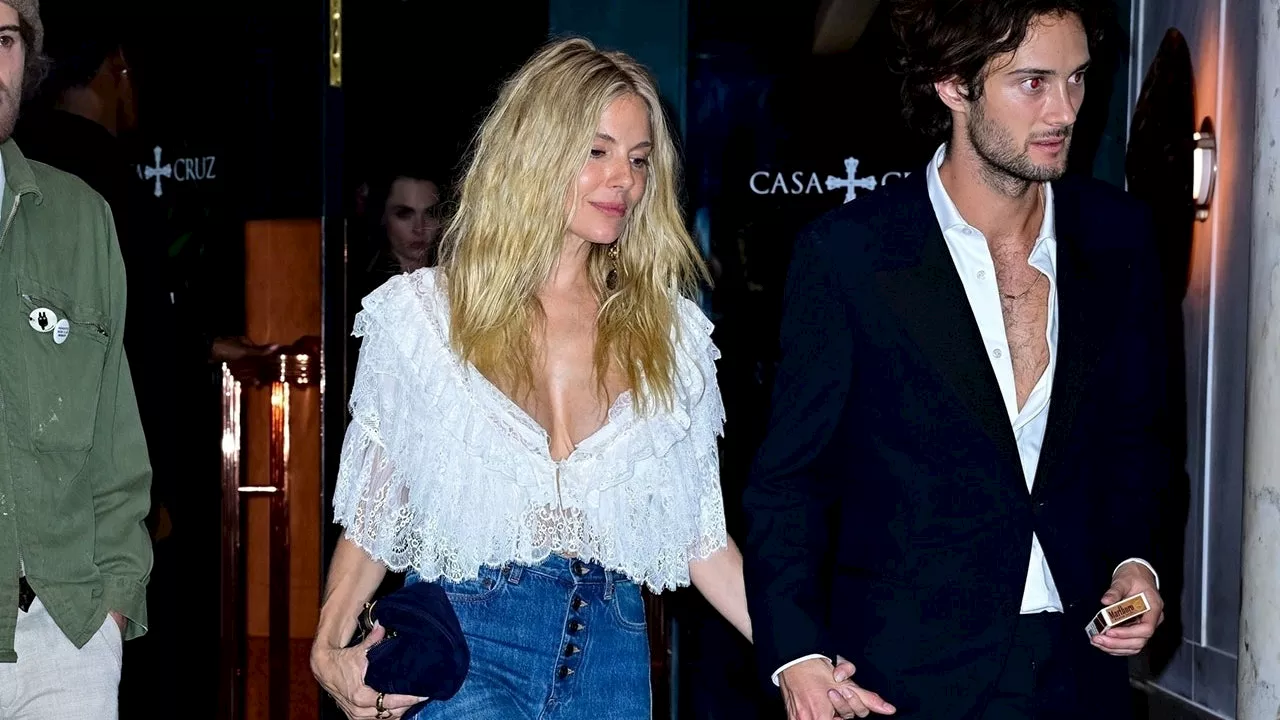 Sienna Miller in zeppe clunky e jeans, il look boho inaspettato per l'After-Party del Met Gala 2024