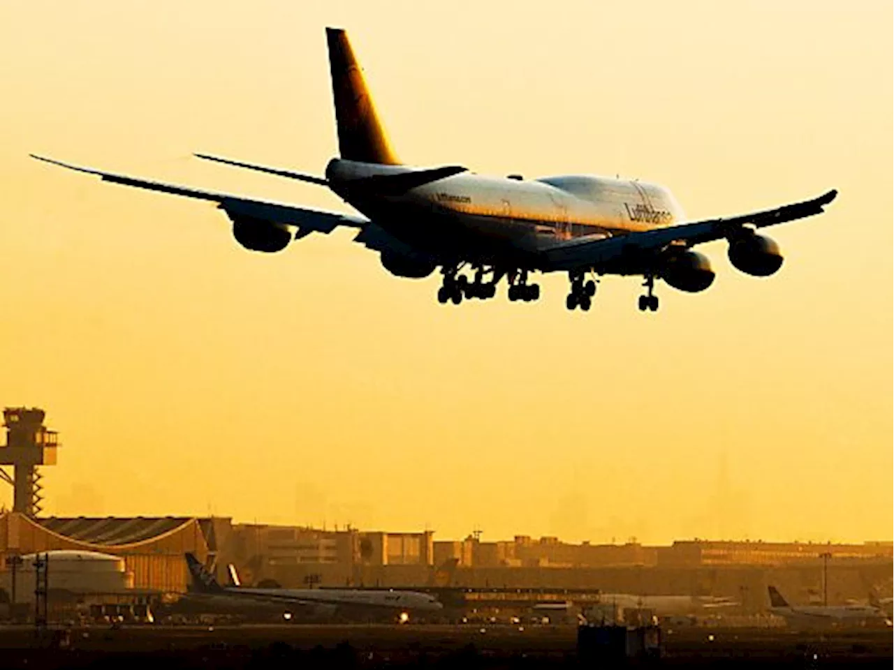 Lufthansa-Maschine dreht wegen Geruchs an Bord um