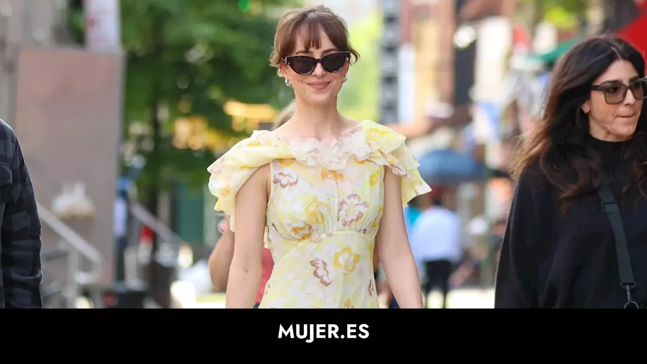 Dakota Johnson tiene las zapatillas Nike que mejor combinan con vestidos de flores en verano