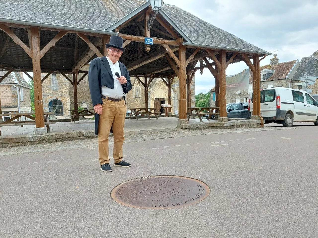 Avec son costume, Claude transmet les souvenirs de son petit village de l'Orne