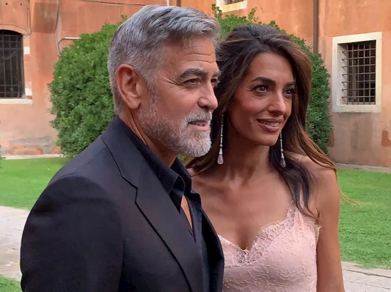 Fondazione di George e Amal Clooney 'indesiderata' in Russia: perché, cosa è successo