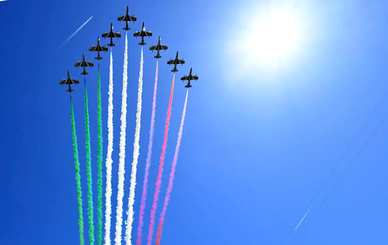 Ai Fori la parata del 2 giugno, Baglioni canta l'inno. Poi le Frecce tricolori