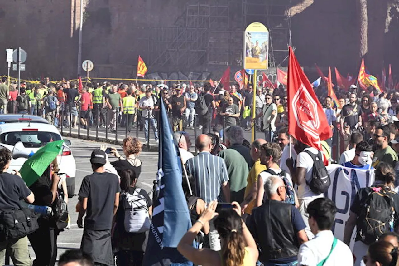 Bombe carta e lacrimogeni, tensioni al corteo a Roma