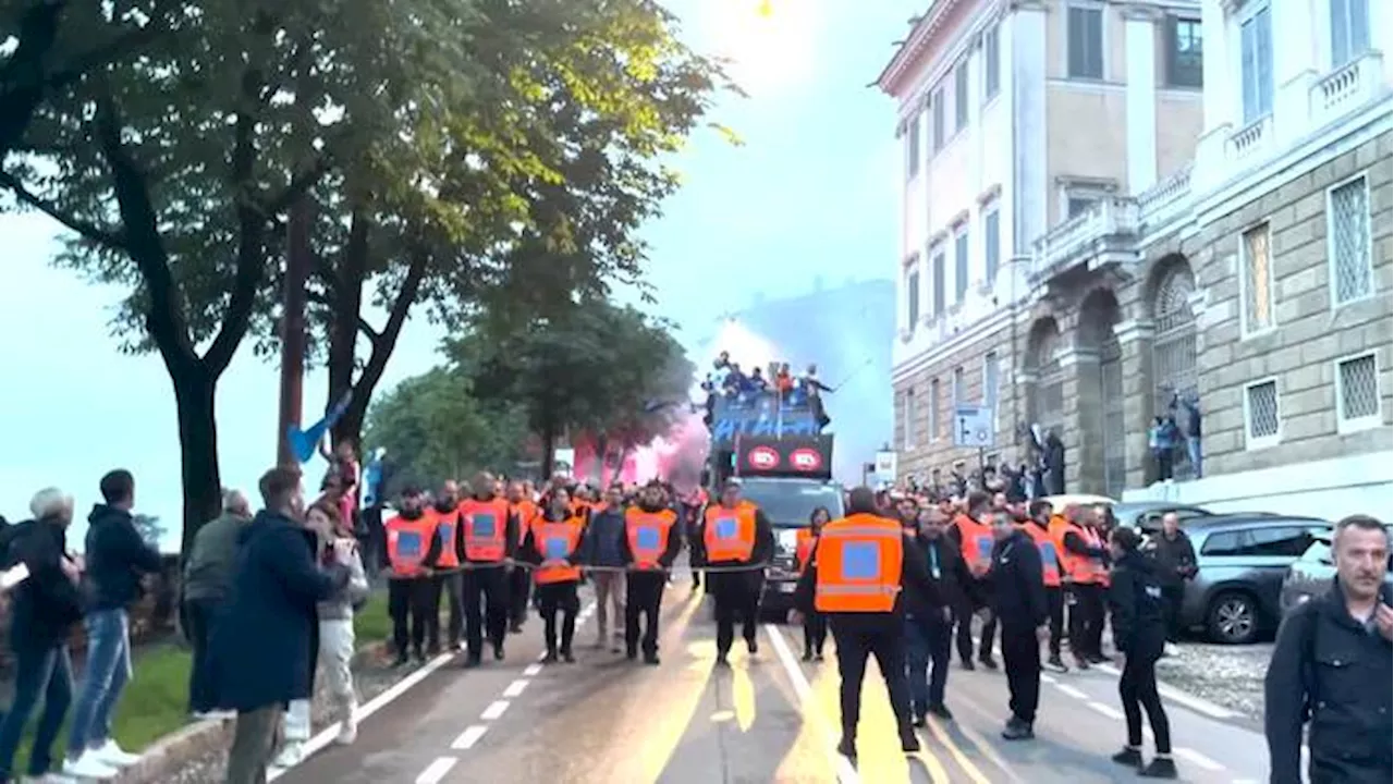 Festa Atalanta, in 40 mila al corteo con il bus scoperto