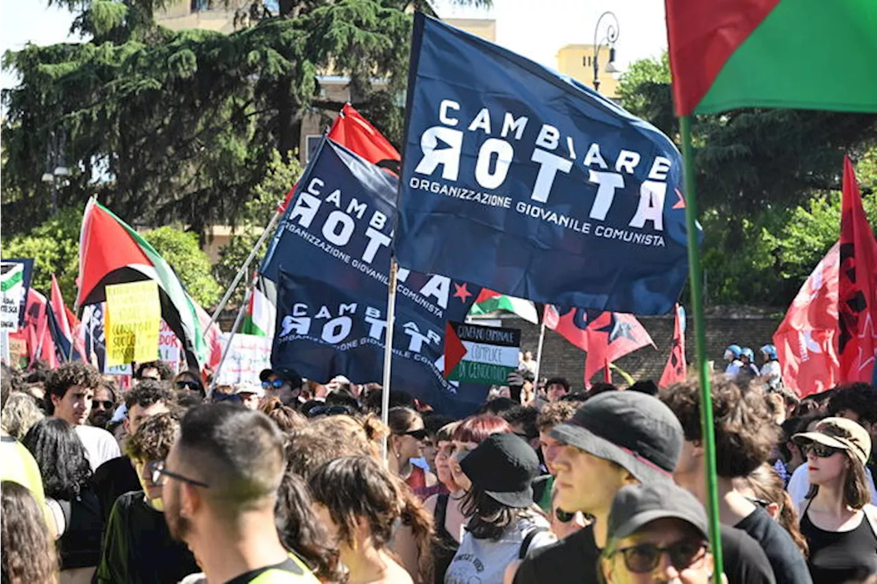 Tensione al corteo a Roma, percorso deviato verso Termini