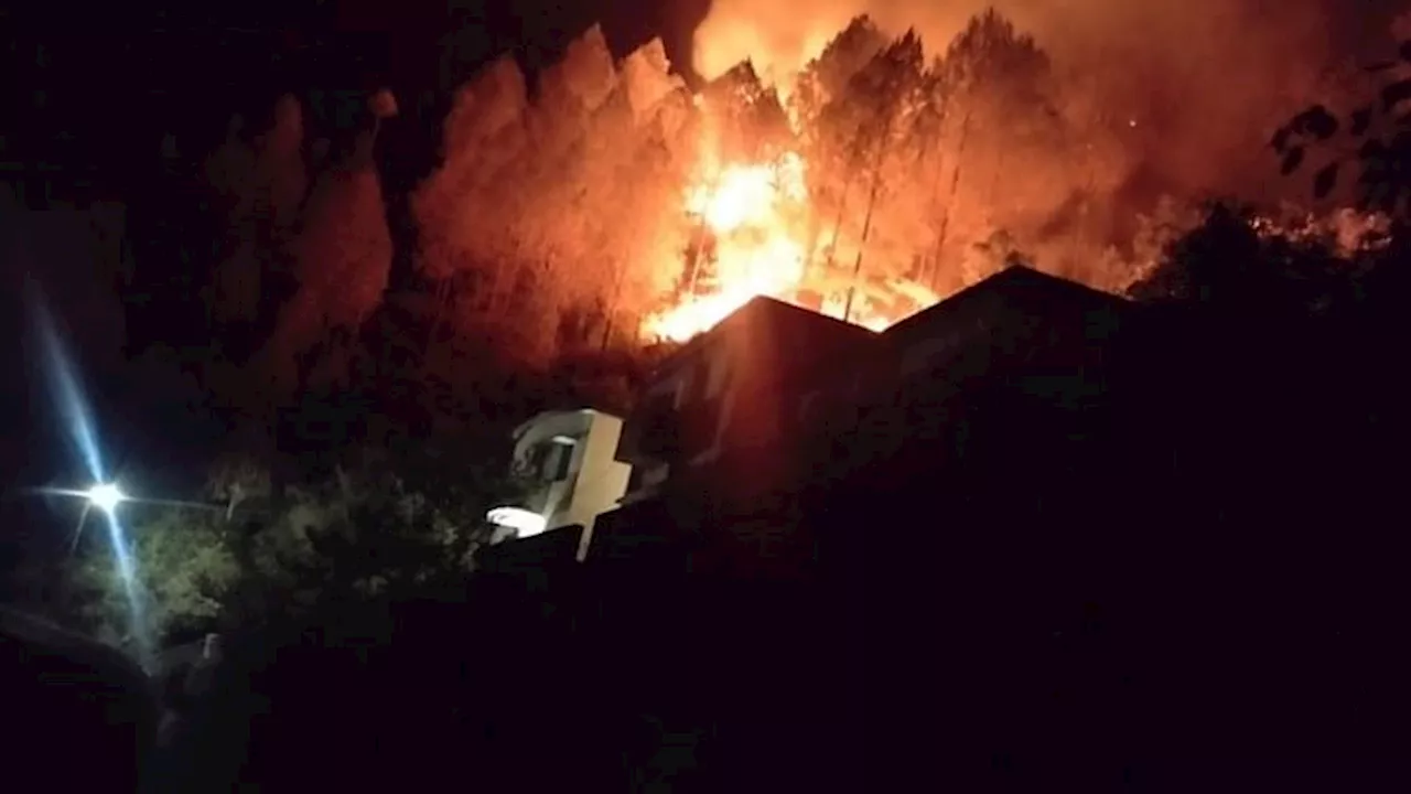 Uttarakhand Forest Fire: पौड़ी के जंगलों में भड़की आग, बाल संरक्षण गृह तक पहुंची, धू-धूकर जल रहा मणिकूट पर्वत