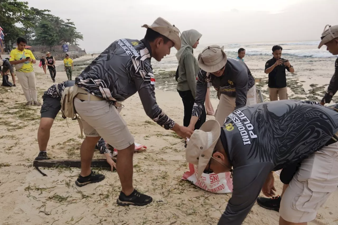 TNI-Polri gelar aksi bersih sampah di lokasi WSL Krui Pro 2024