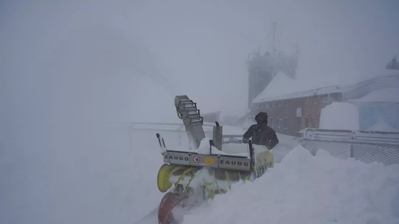 Wegen Neuschnee und Dauerregen: 26 Bergsteiger hängen unter Zugspitze fest