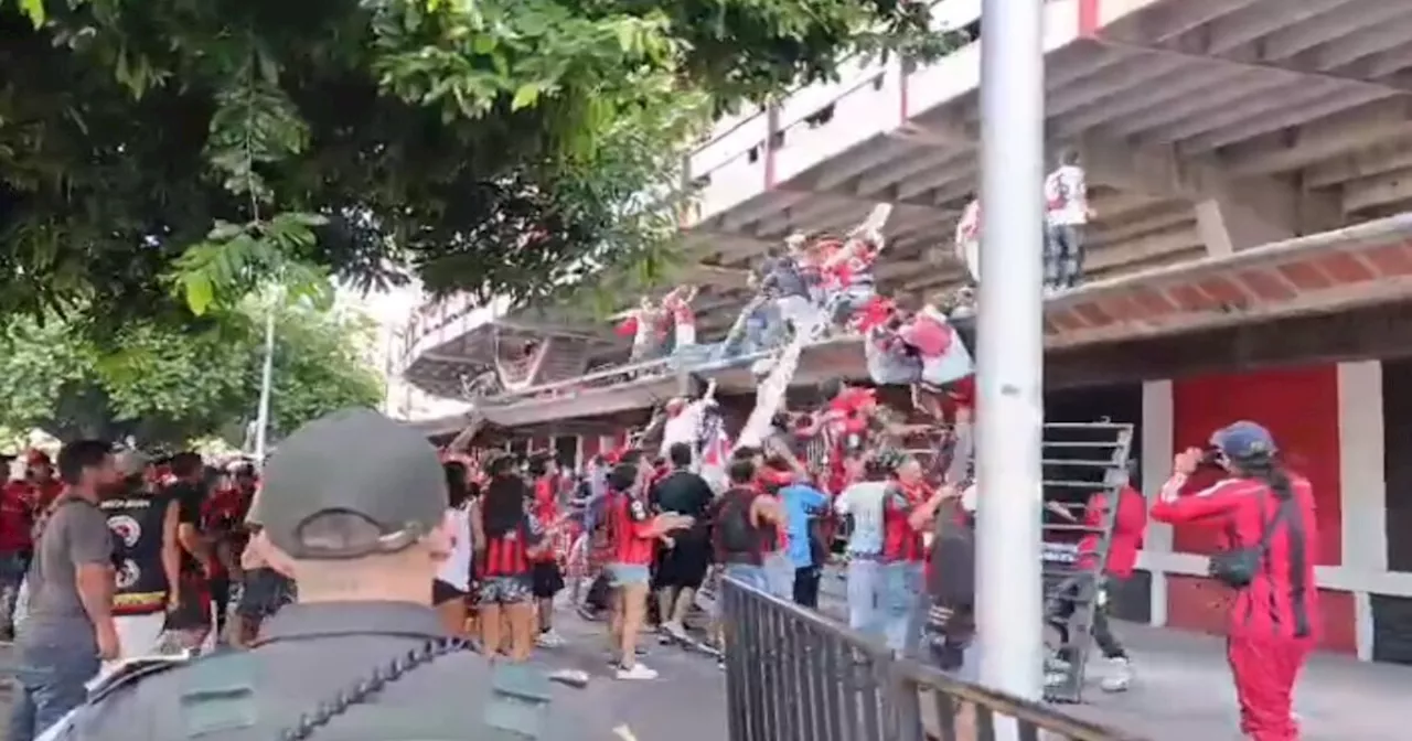 Disturbios en el estadio General Santander luego de derrota del Cúcuta; al menos 13 capturados