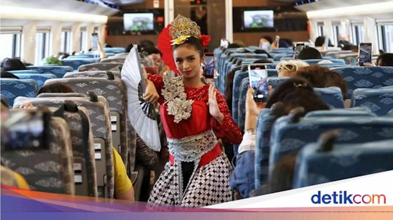 Potret Penari Meriahkan Hari Pancasila di Kereta Cepat Whoosh